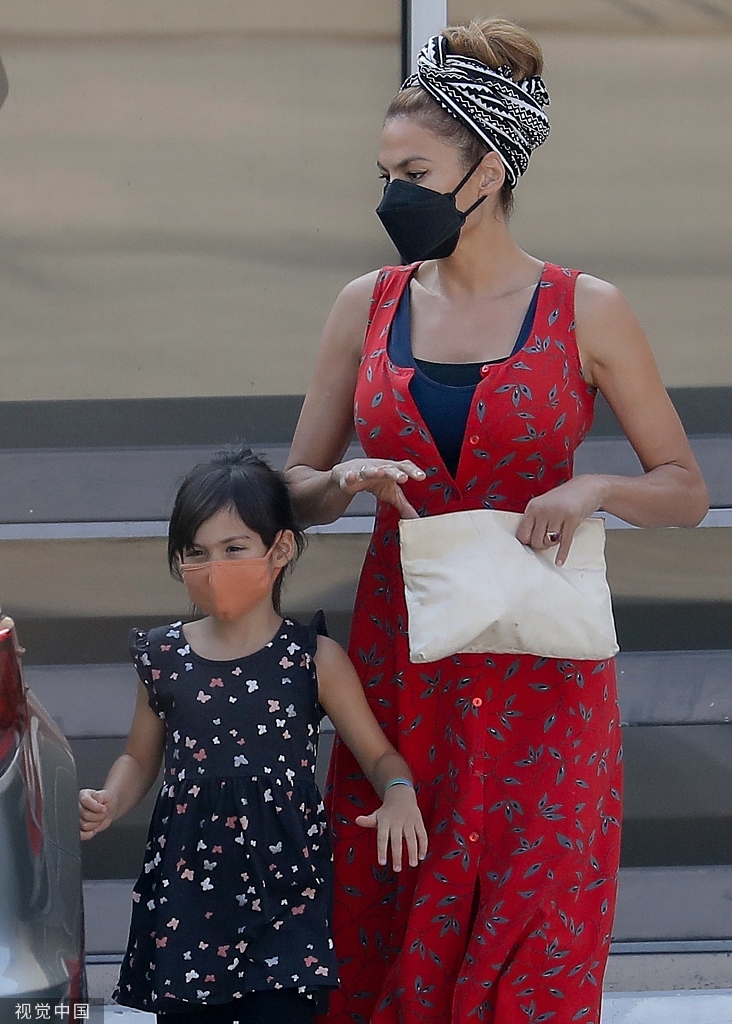 组图:高斯林与伊娃·门德斯带娃出街 抱女儿走路显慈爱