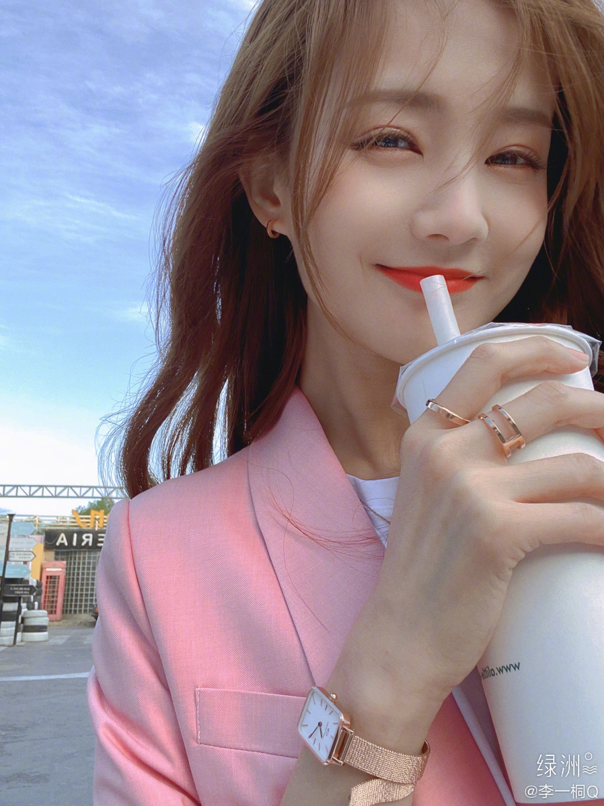 李一桐可爱美照,甜甜的奶茶配甜甜的美女
