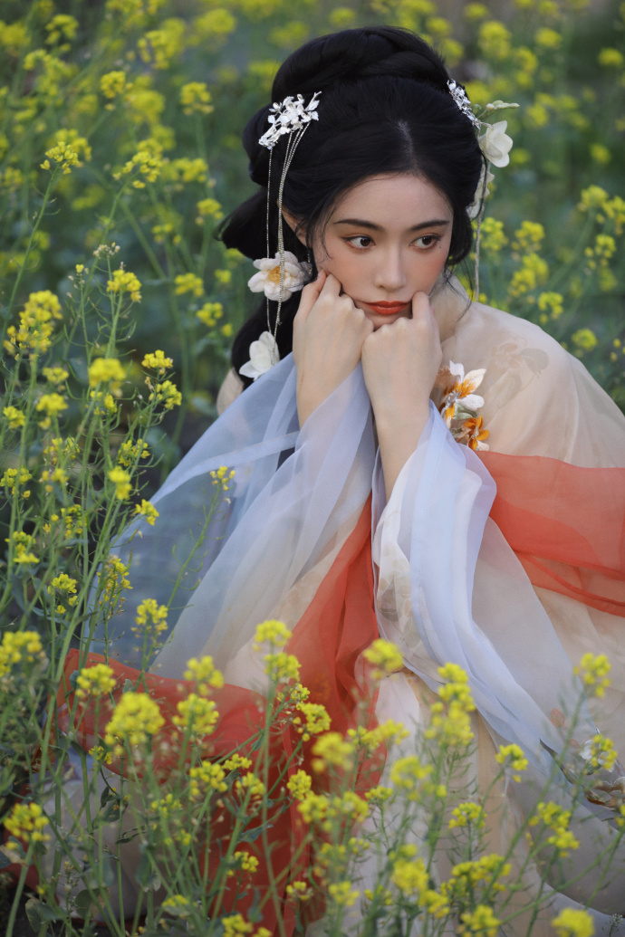 组图:许佳琪分享端午节写真 穿古装提灯笼氛围感十足