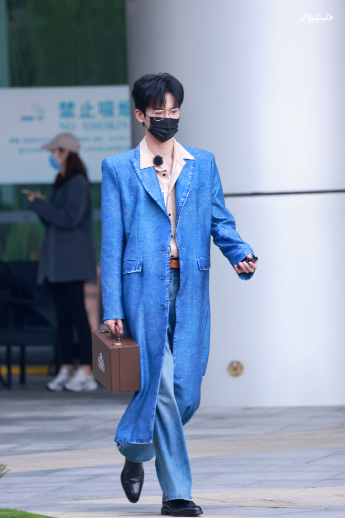 组图:周柯宇《无限超越班》路透 蓝色牛仔风衣叠穿复古时尚