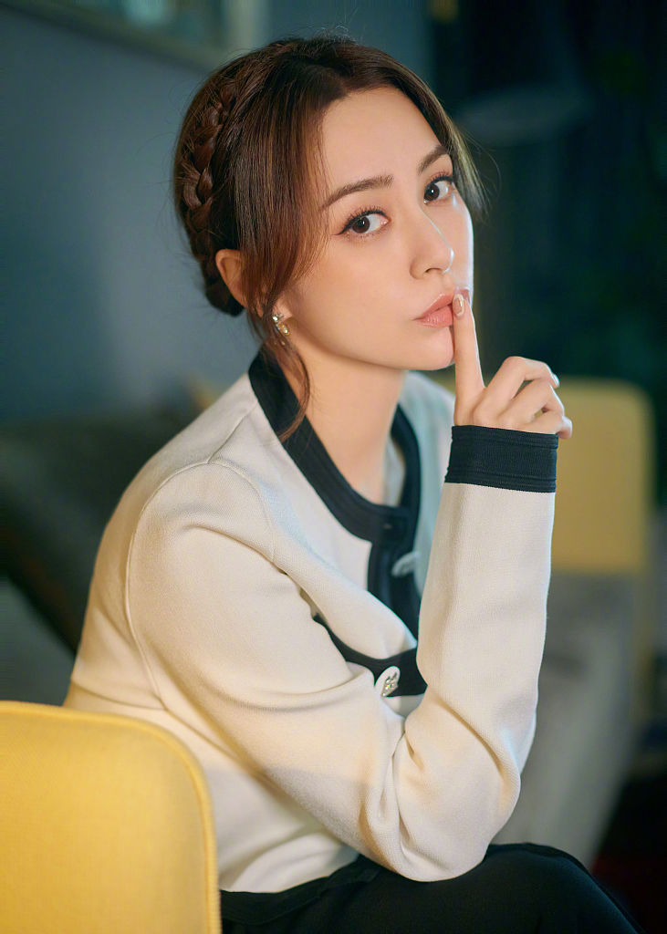 钟欣潼小香风写真精致酷飒 黑白look诠释别样风采