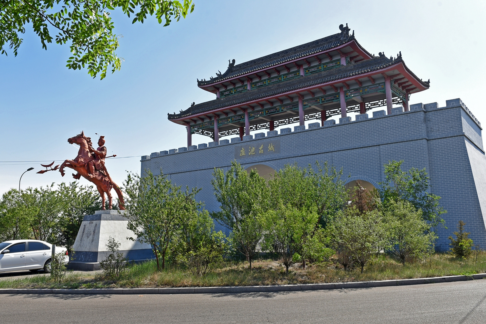 吕布,字奉先,故乡在包头市九原区麻池遗址,勇武非凡,先后占据山东