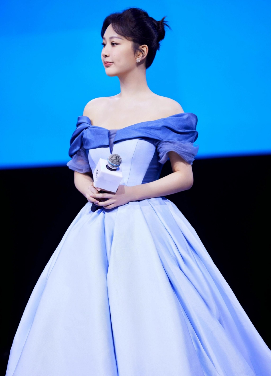 组图:杨紫着蓝色抹胸长裙微笑比心 秀肩颈细腰身材好气质佳