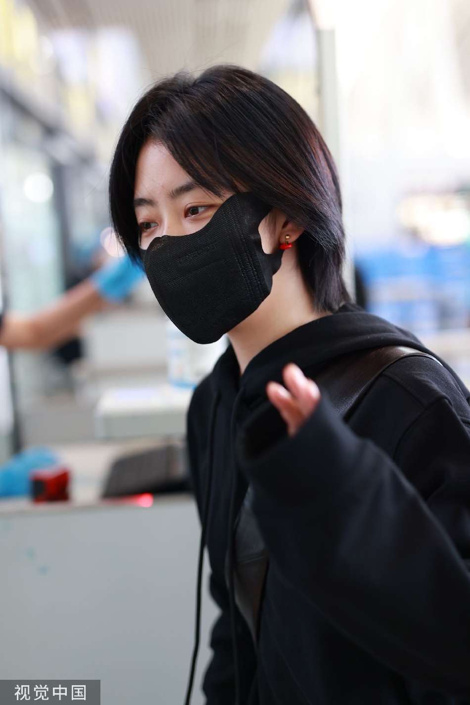 组图:谭松韵清爽短发造型现身机场 穿黑色抽绳卫衣甜酷十足