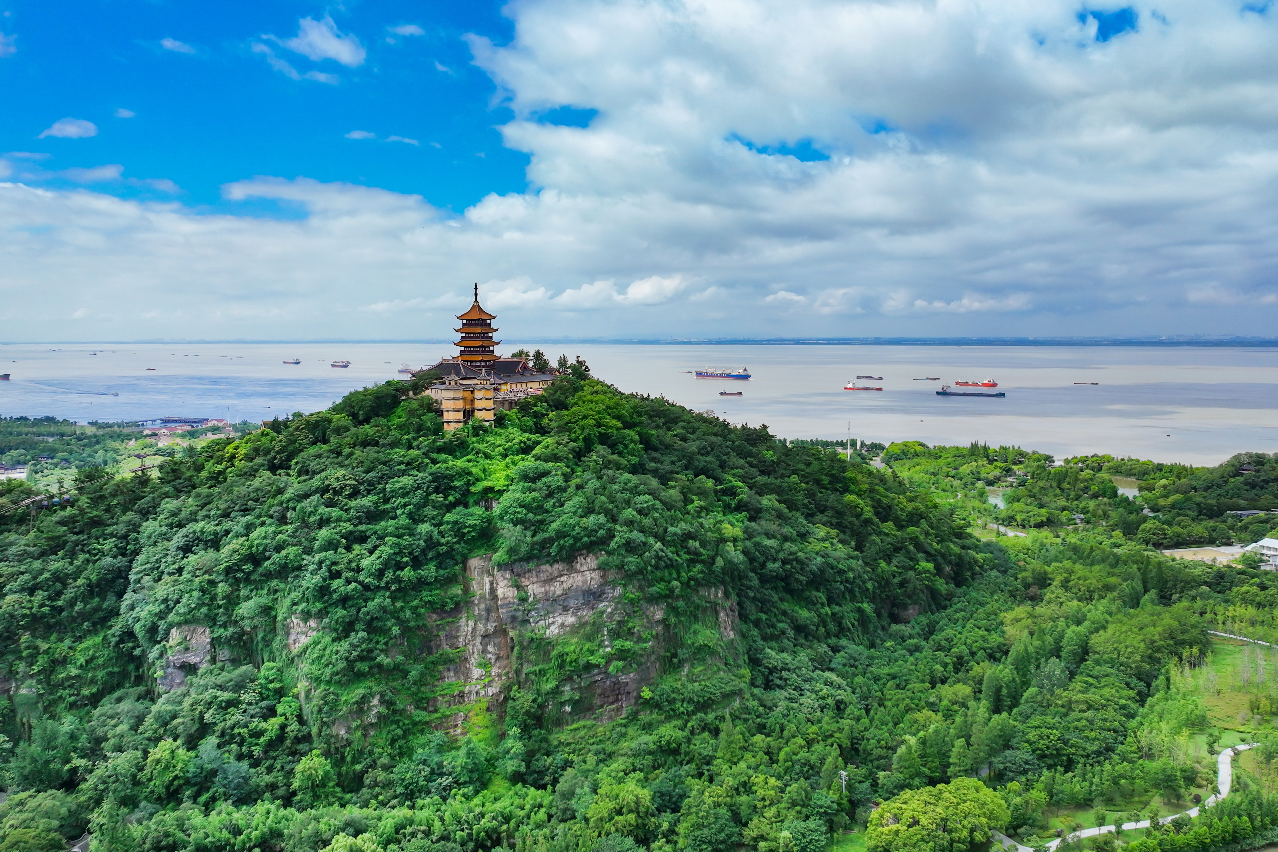 航拍江苏南通滨江"水天一色"生态美