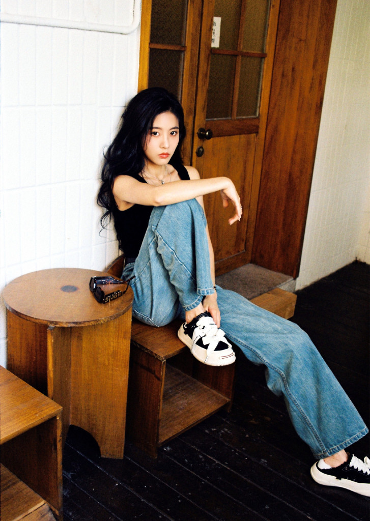 孙芮发布一组辣妹范随拍 穿黑色吊带配牛仔裤摩登时尚