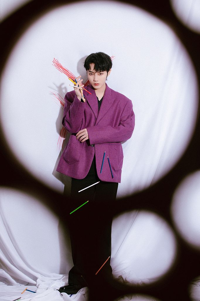 刘也发布《追光吧》总决赛写真 手拿彩色画笔艺术气息拉满