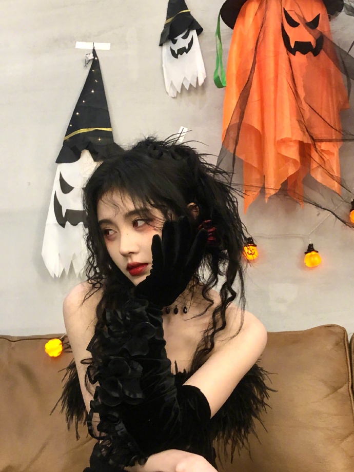 组图:鞠婧祎晒皇冠造型大片 穿黑色羽毛抹胸裙秀肩颈线条