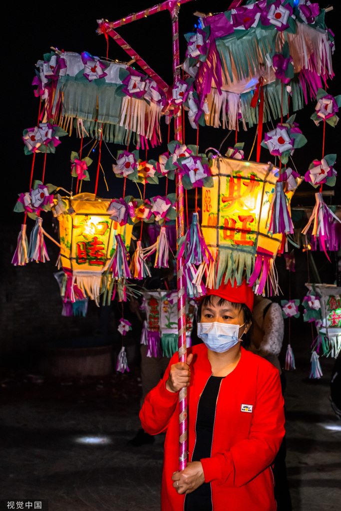 广东茂名:六双花灯巡游队伍绵延数公里