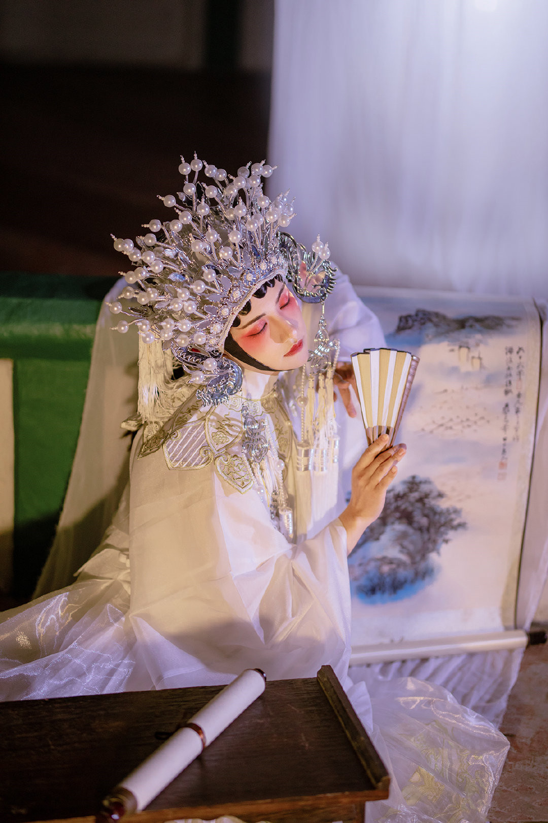 戏袍程蝶衣,头戴凤冠手捻兰花,是男儿郎还是女娇娥