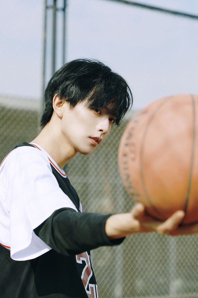 王敬轩发布玩篮球的运动写真 阳光帅气撩妹力满分