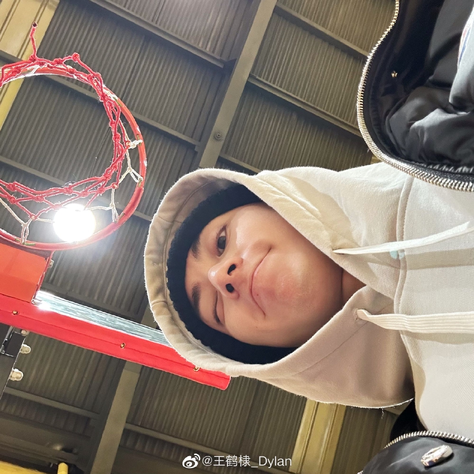 组图:王鹤棣晒篮球场怼脸自拍 对镜wink角度奇特仍帅出新高度
