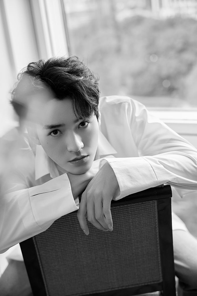 龚俊白衬衫搭牛仔裤出席品牌直播 发布天台氛围写真