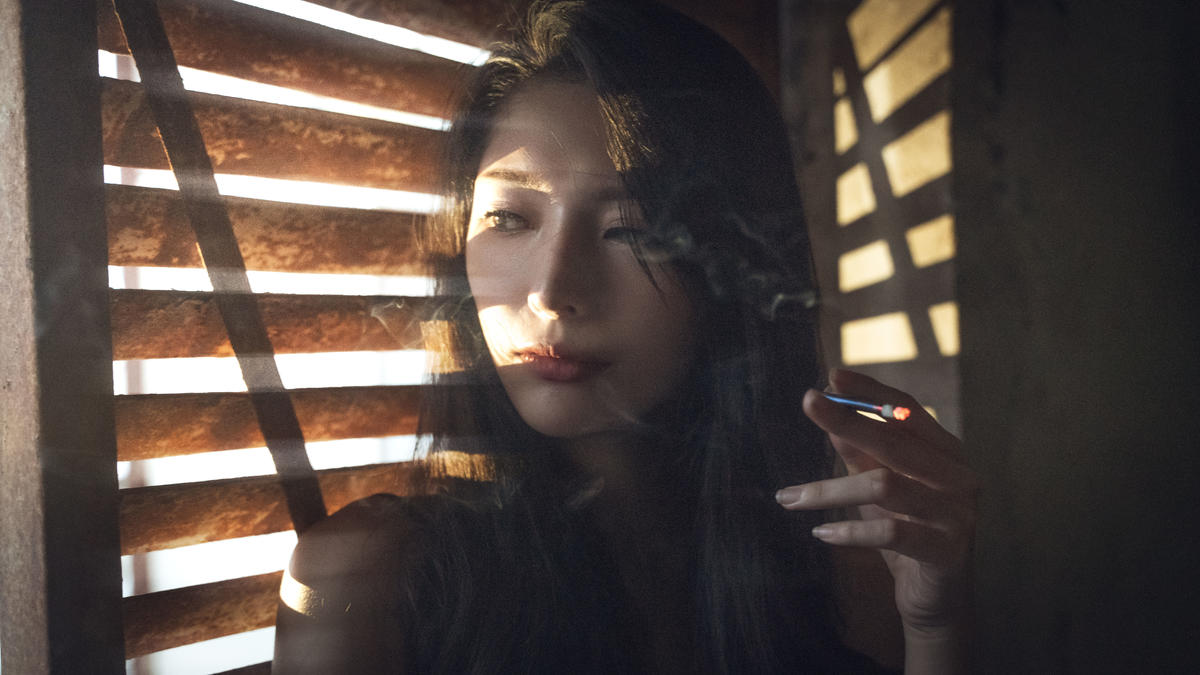美女抽烟超拽图片