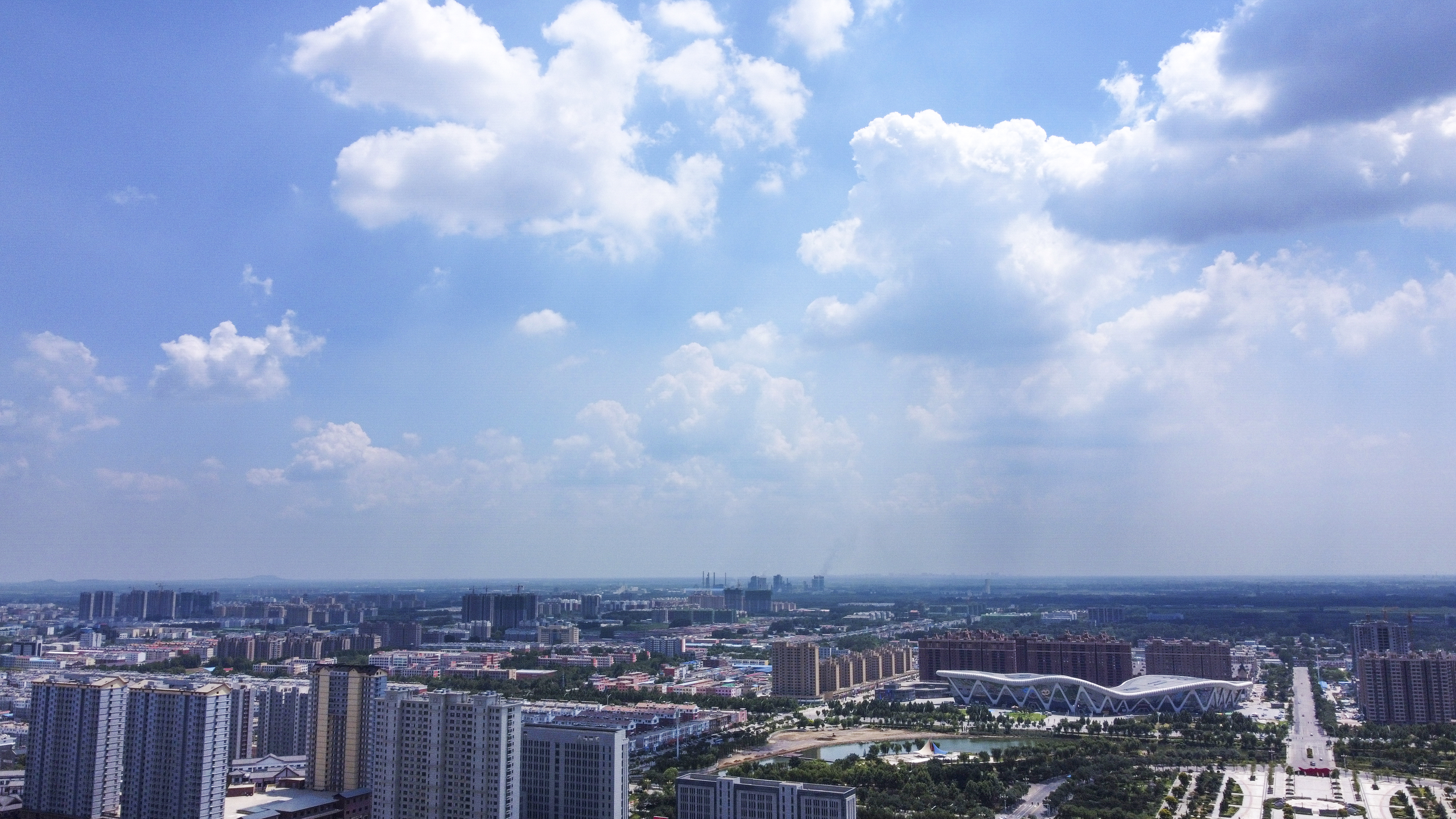 航拍蓝天白云下的山东东平县城