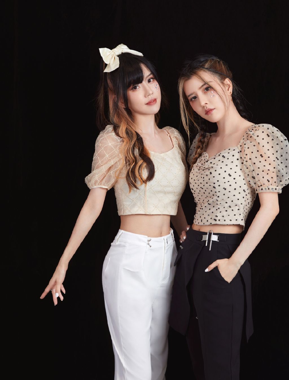 组图:by2晒广州站巡演花絮图 姐妹俩挽手搂腰亲密互动