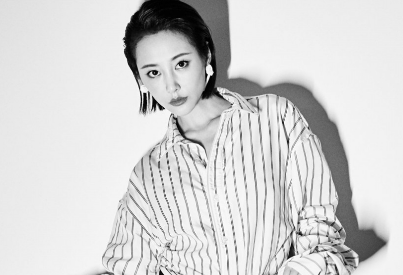 李纯身着条纹衬衣,一头短发尽显干练十足