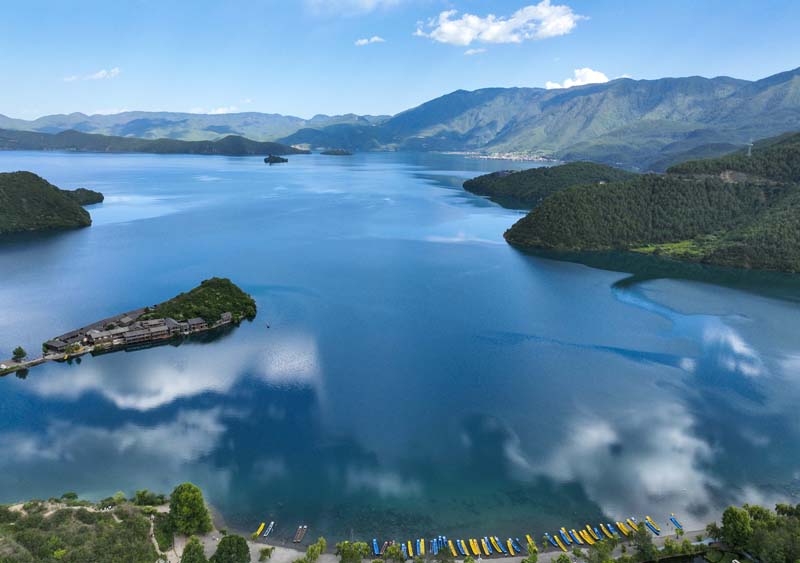 云南宁蒗泸沽湖景美如画吸引游客避暑