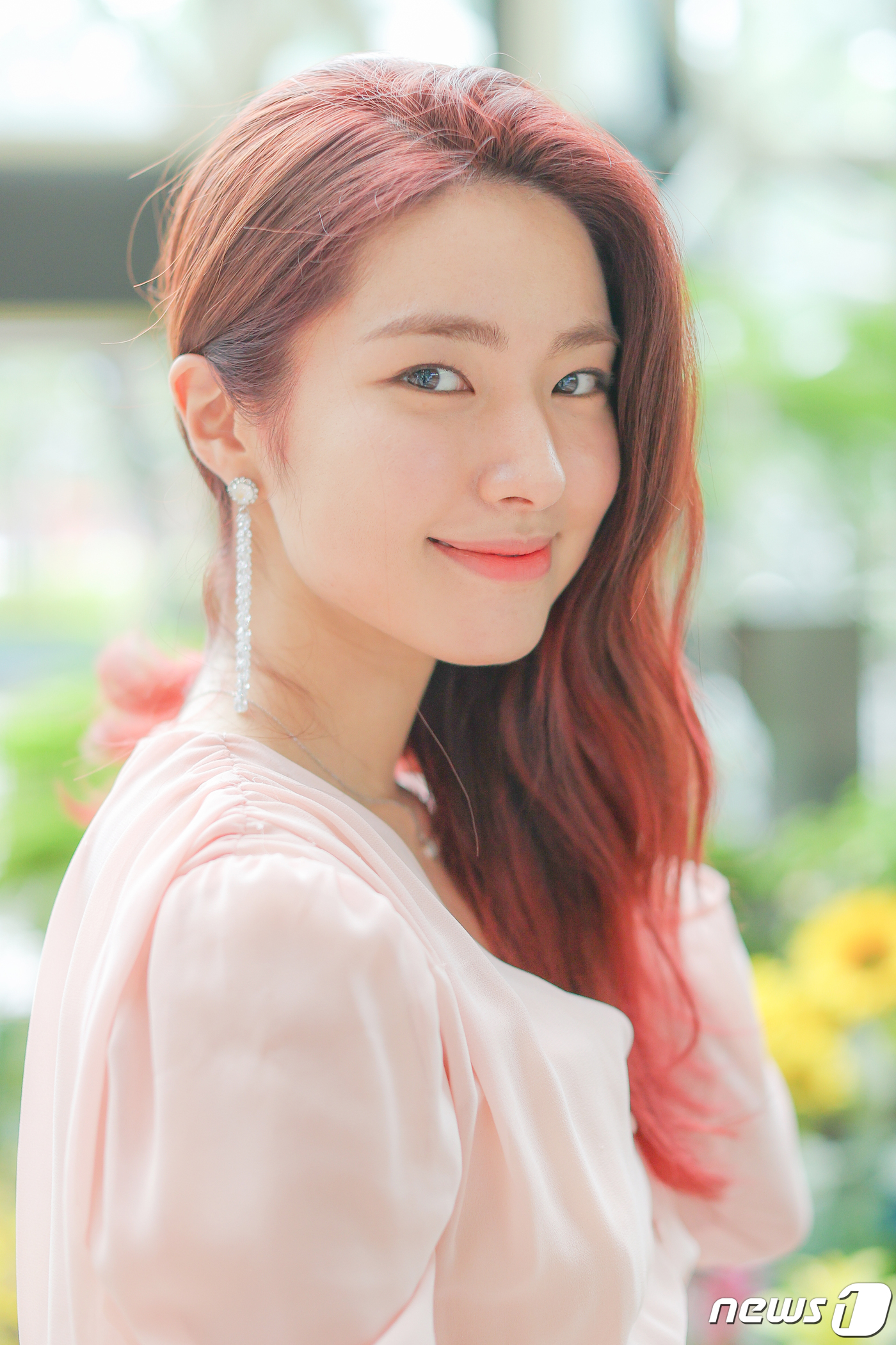 韩国美女演员何英