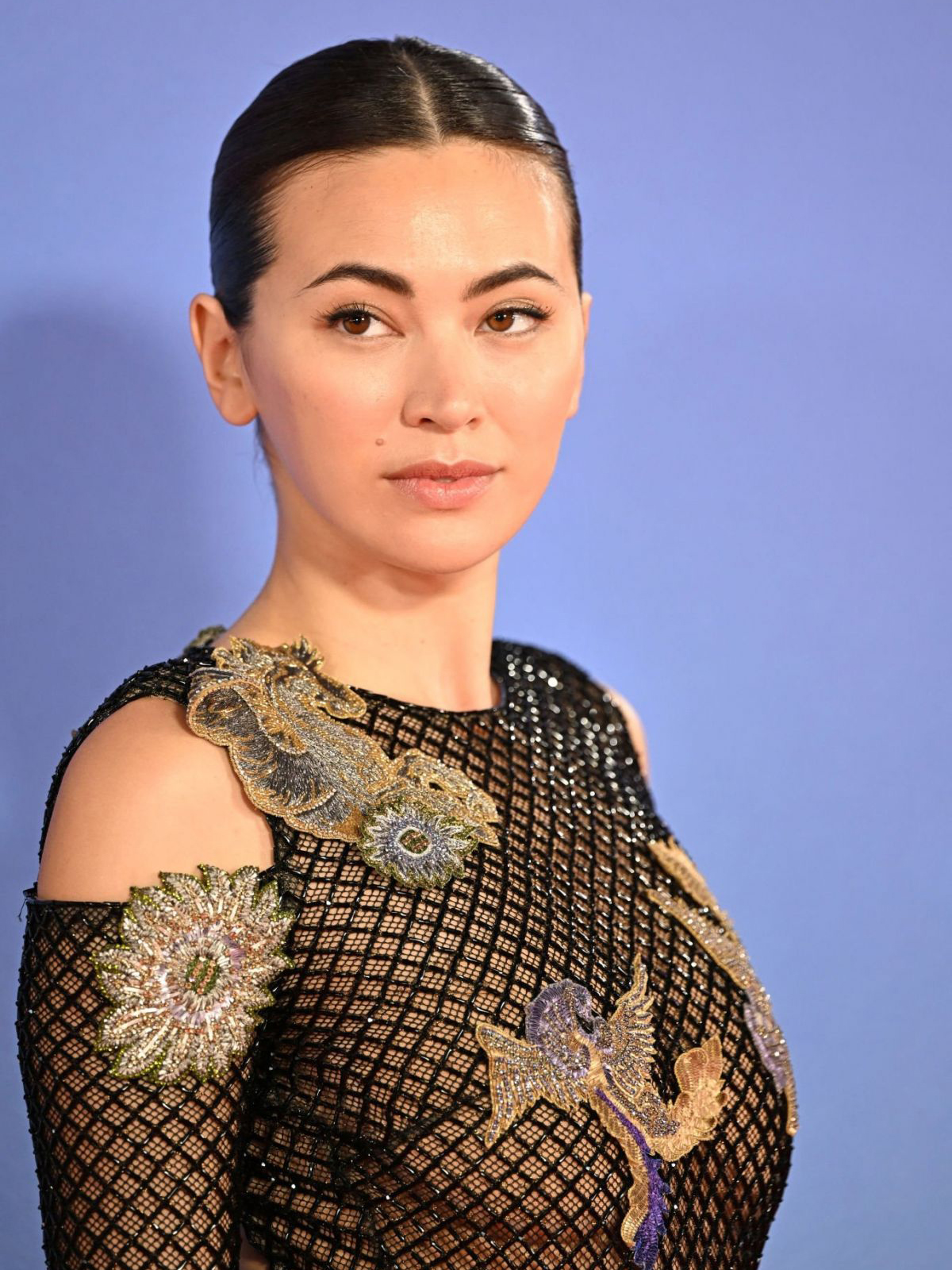 混血女星jessica henwick,身穿网状礼服,面容精致,时尚性感