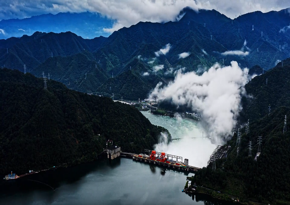 震撼!新中国第一座大型水电站浙江新安江水电站泄洪现场