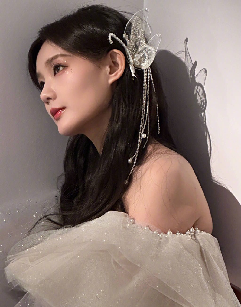 组图:李一桐着流苏连衣裙勾勒好身材 气质清冷优雅灵气动人