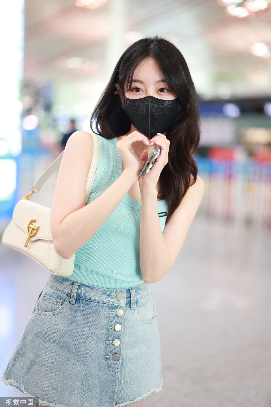 组图:祝绪丹穿绿色背心现身机场 搭配牛仔超短裙清新养眼