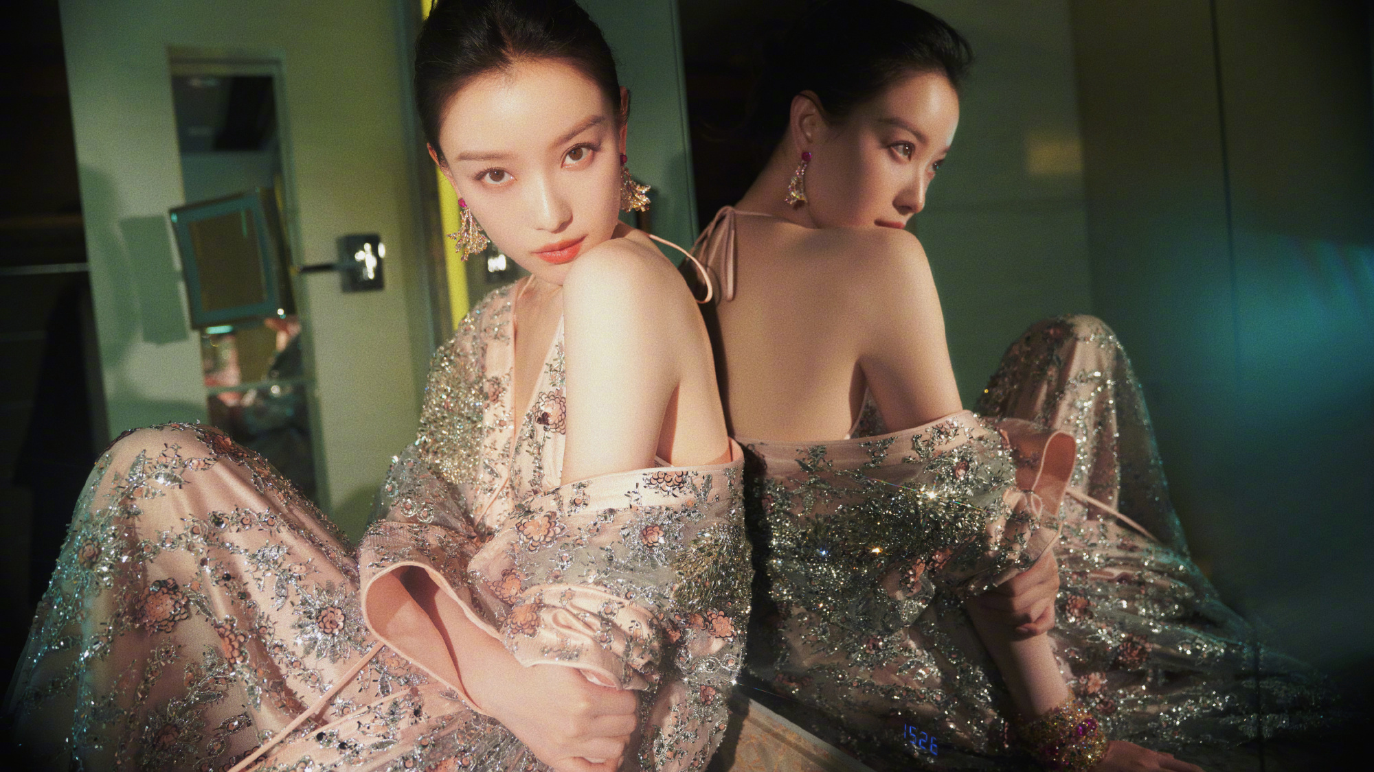 倪妮vogue盛典红毯造型,粉色立体花卉刺绣礼服,宛如娇艳的花神