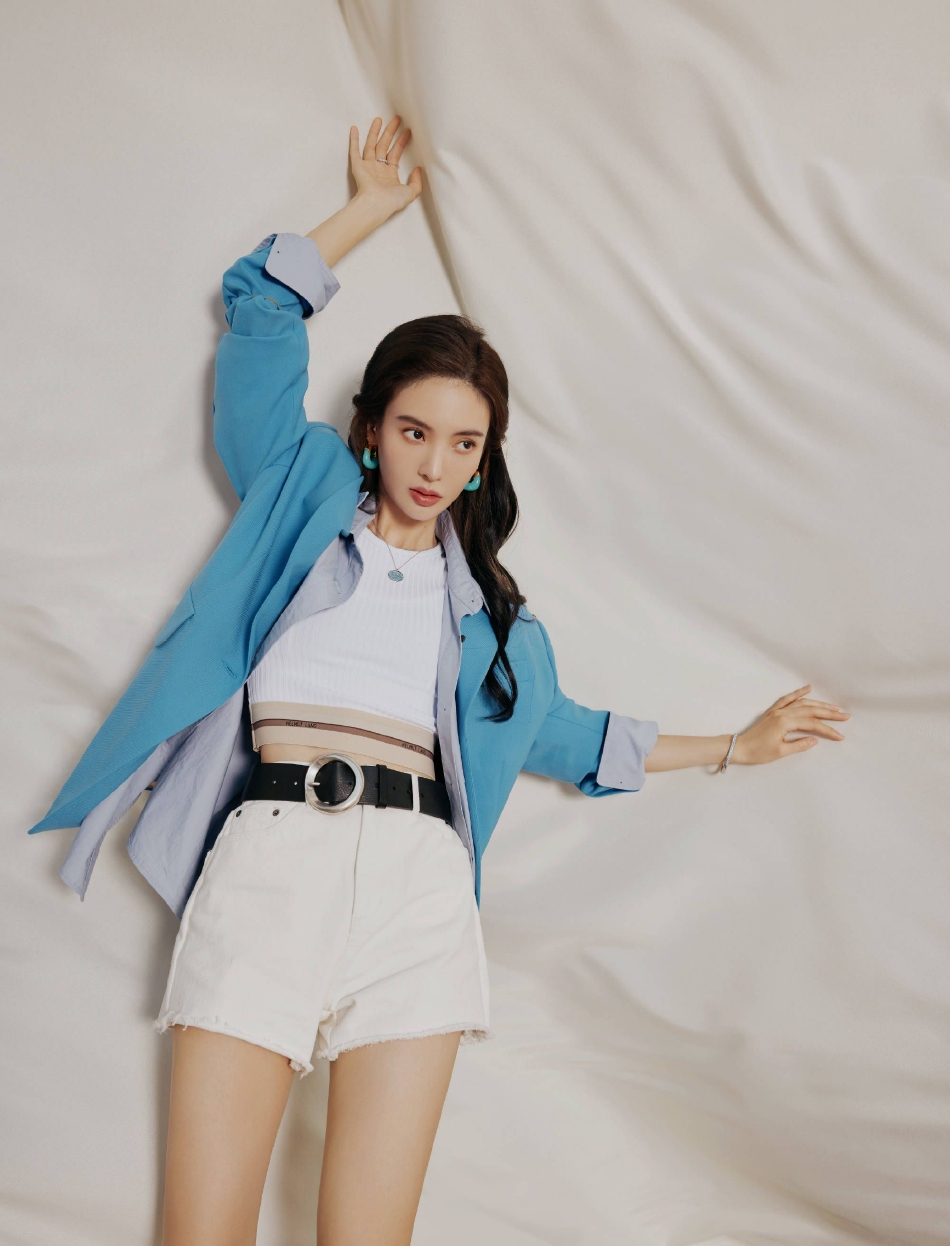 组图:金晨蓝白色格调写真公开 齐膝长靴大秀美腿又美又飒