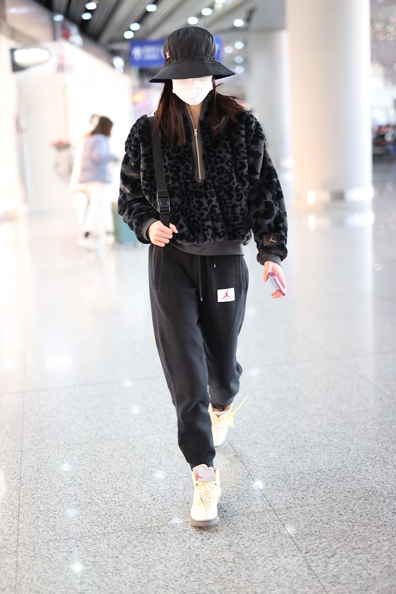 钟楚曦街拍:aj豹纹羊羔毛帽衫搭配运动裤街头范儿
