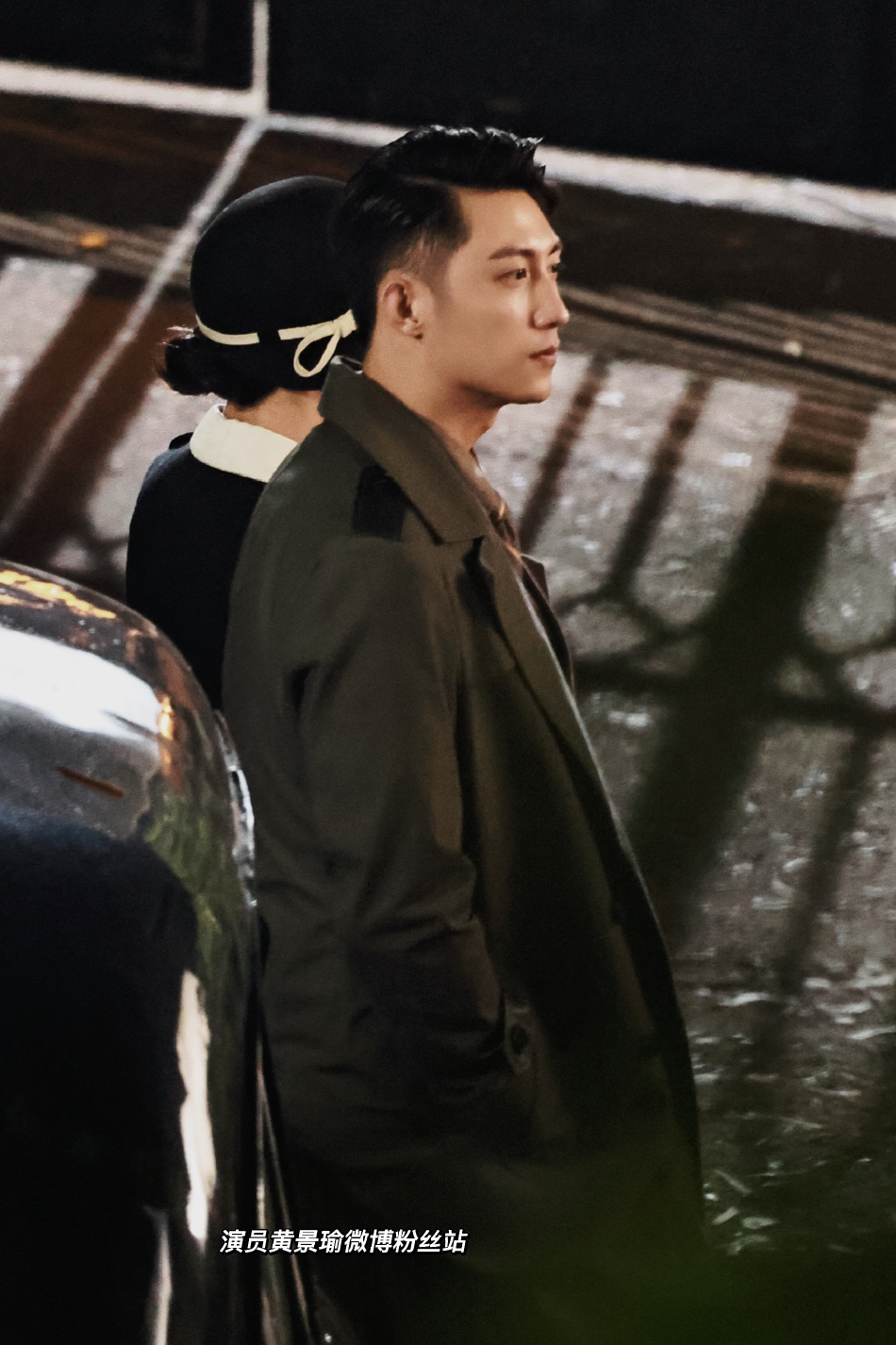 组图:黄景瑜《孤战》新路透 穿黑西装玩手机长腿抢镜