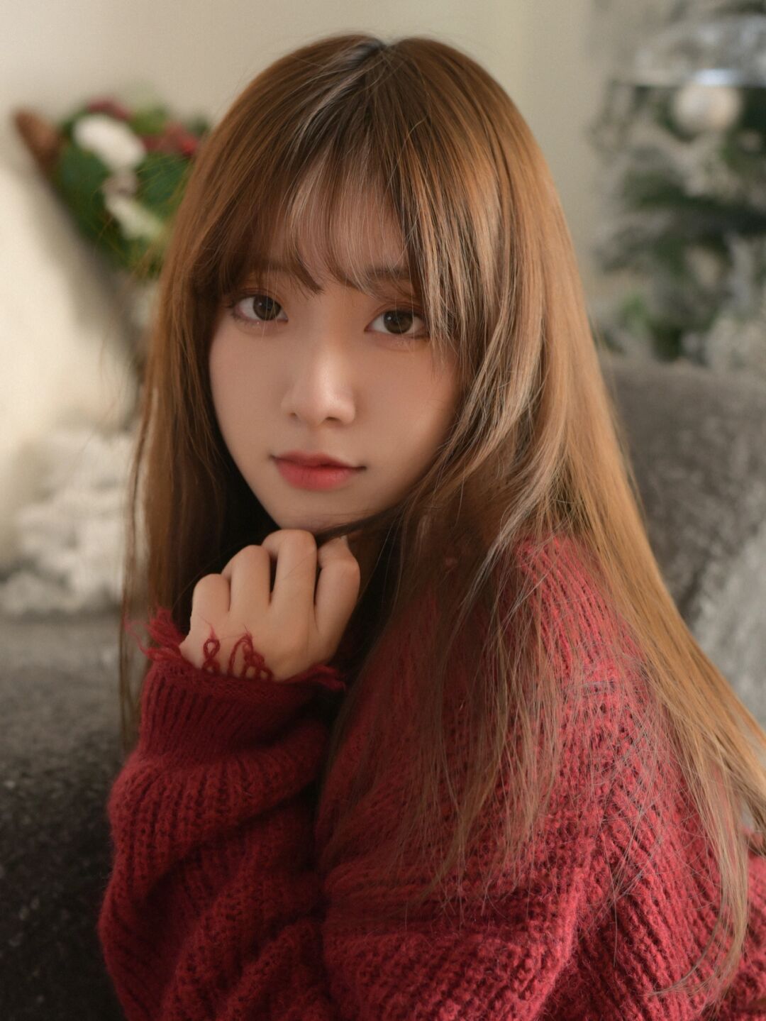 穿深红色毛衣的长发美女,清纯可爱,很有气质的淑女,挺漂亮