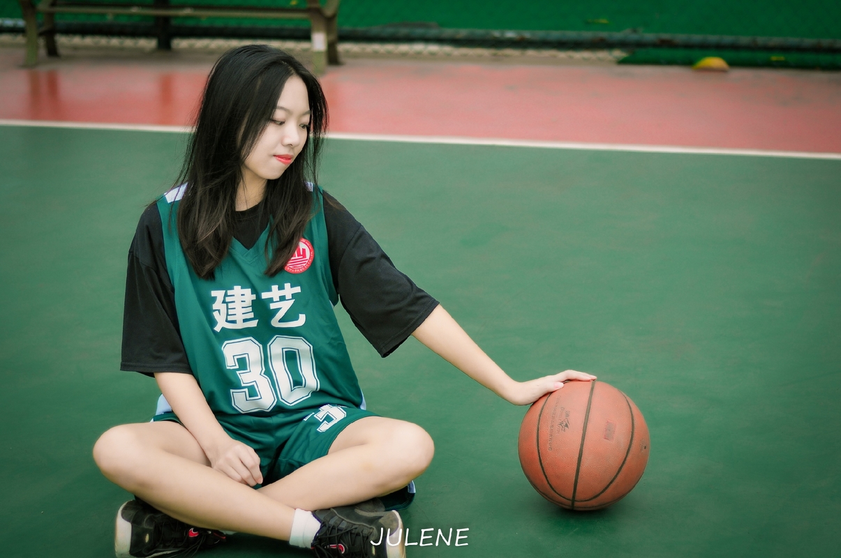 女孩摄影:在玩篮球