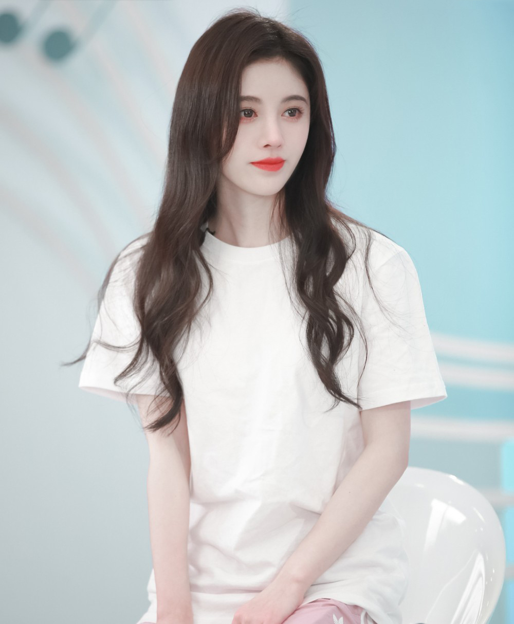 鞠婧祎图集:如花似玉,美丽娇艳