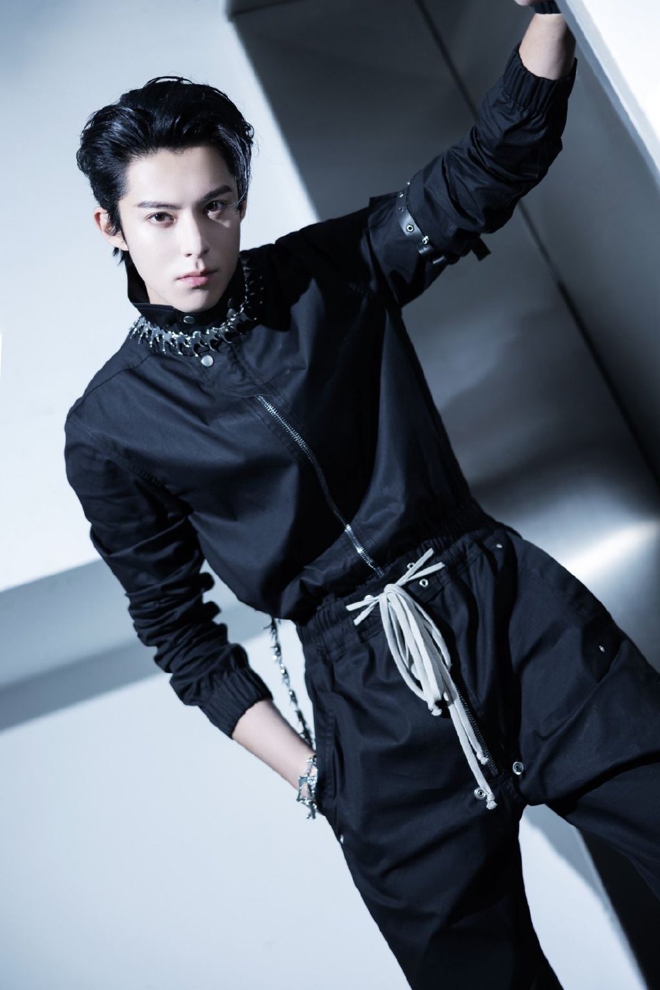 组图:王鹤棣未来时空交错感大片释出 眼神冷冽气场十足