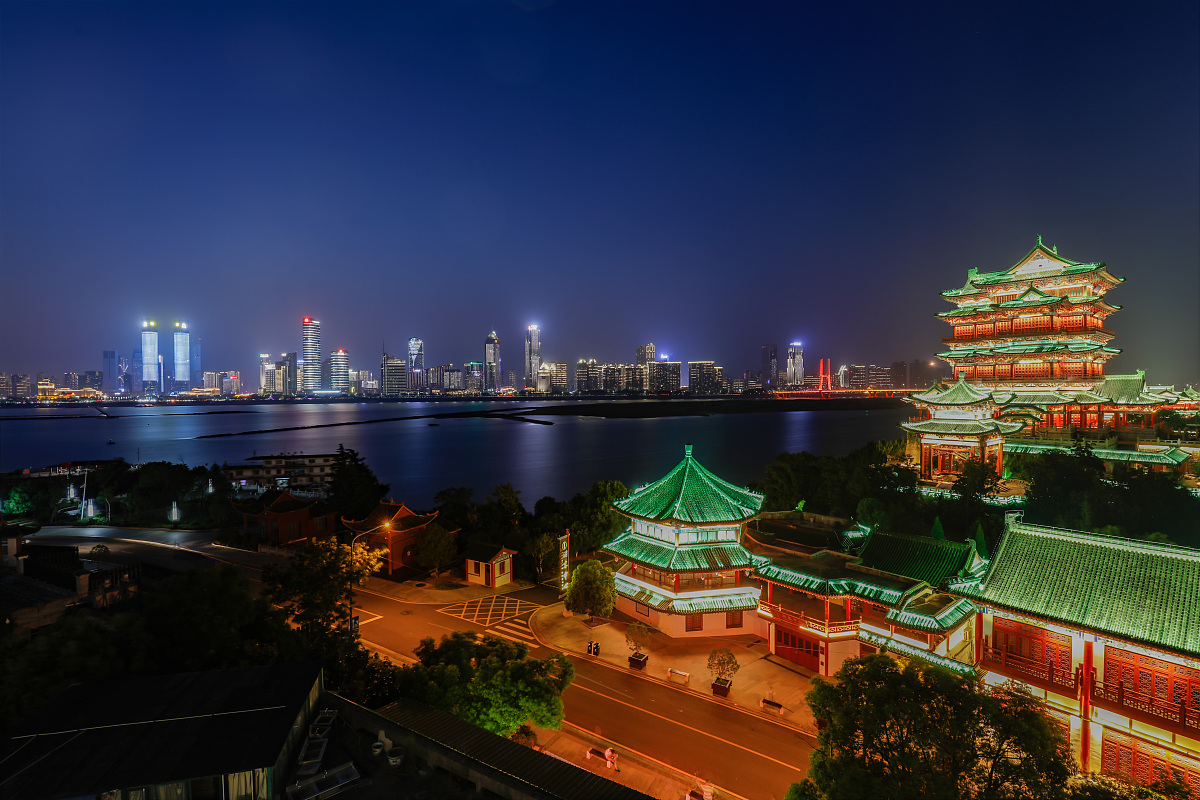 昔闻洞庭水,今上岳阳楼.——唐代:杜甫