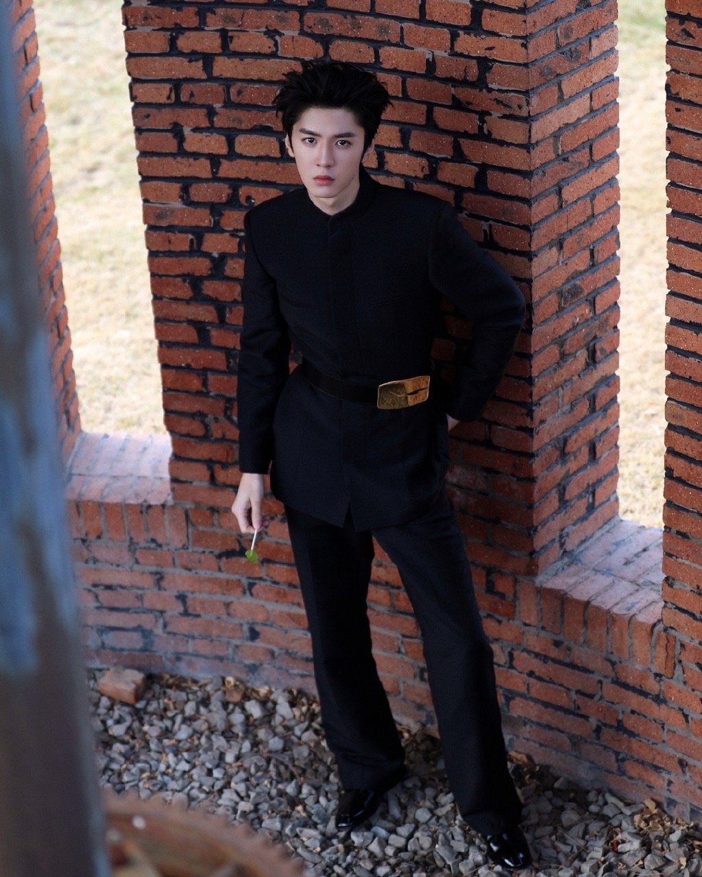 张哲远出席微博之夜造型,黑色别致束腰西装,释放别致的个性风貌