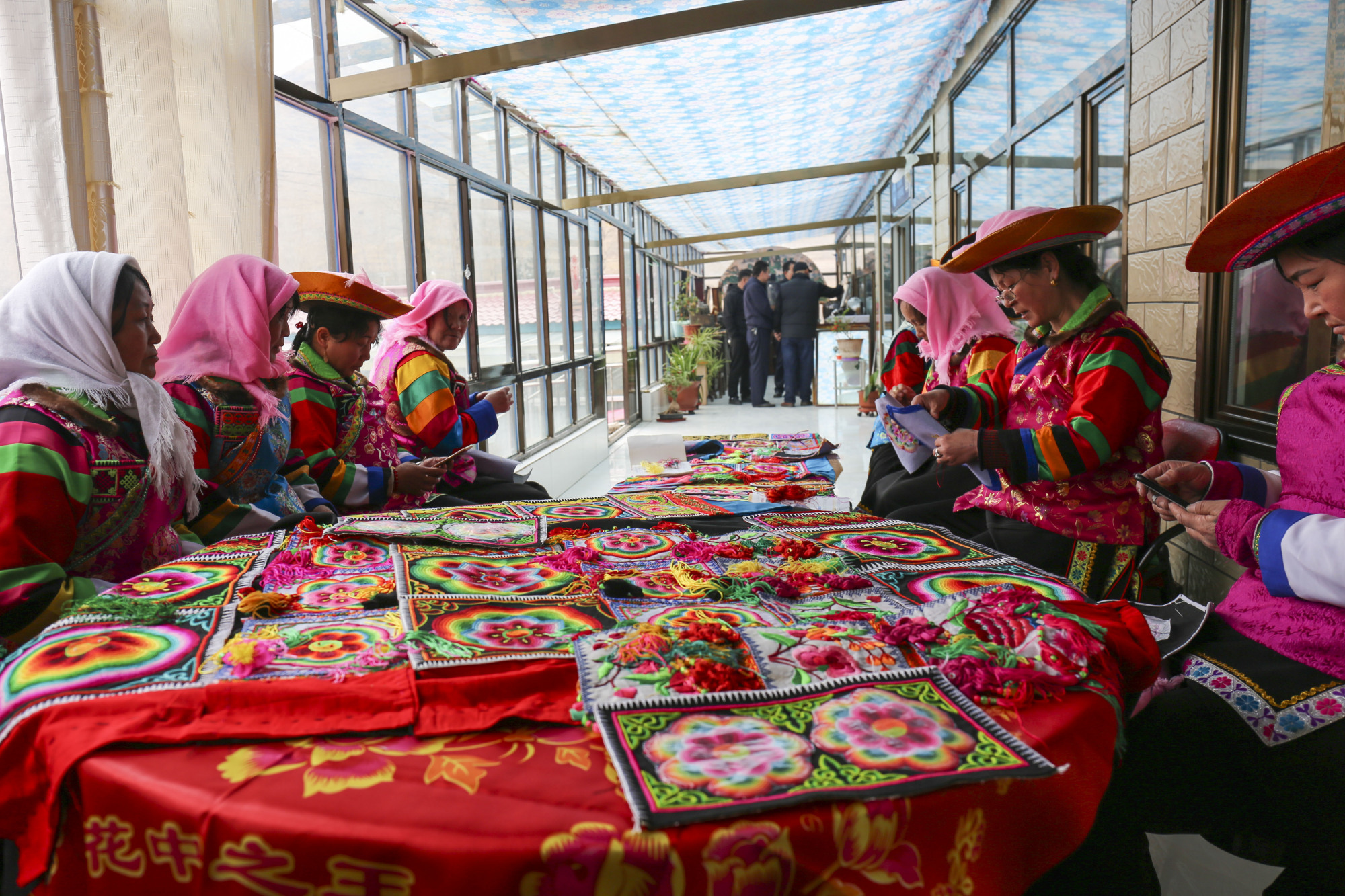 带你到土族儿女家里,去看看真实的绣娘和土族盘绣