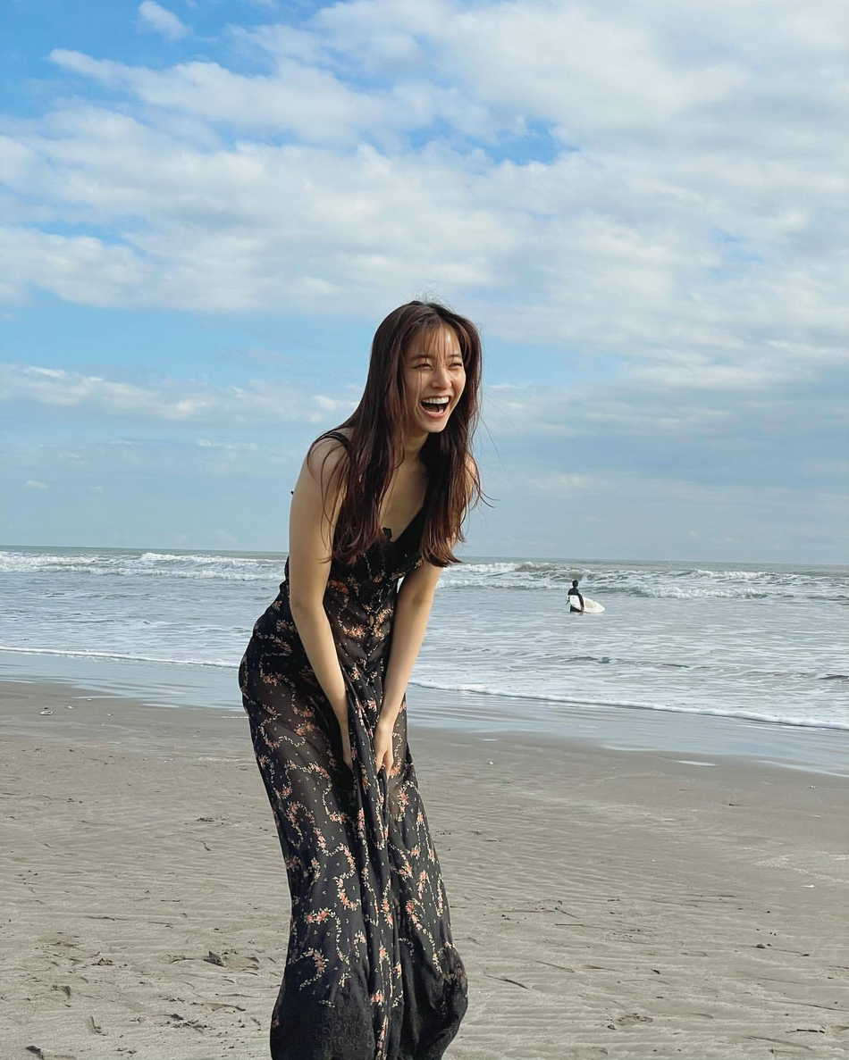 组图:新木优子晒写真集拍摄花絮 碧海蓝天下裙裾飞扬