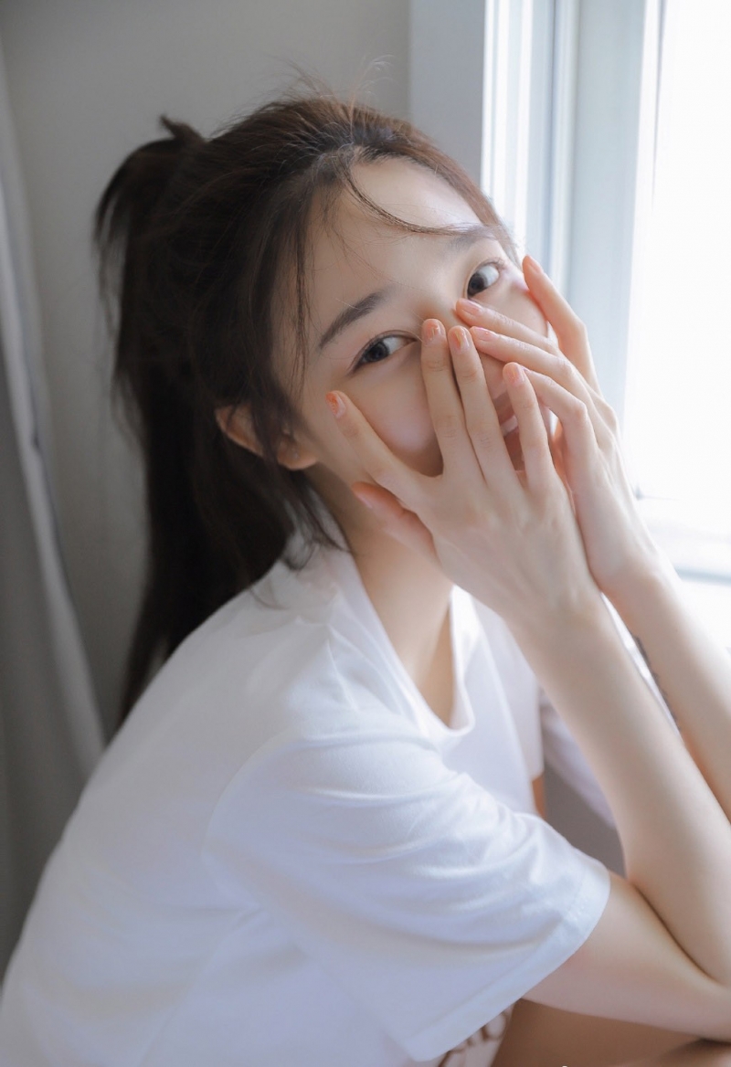 00后模特肤白貌美气质佳美女写真