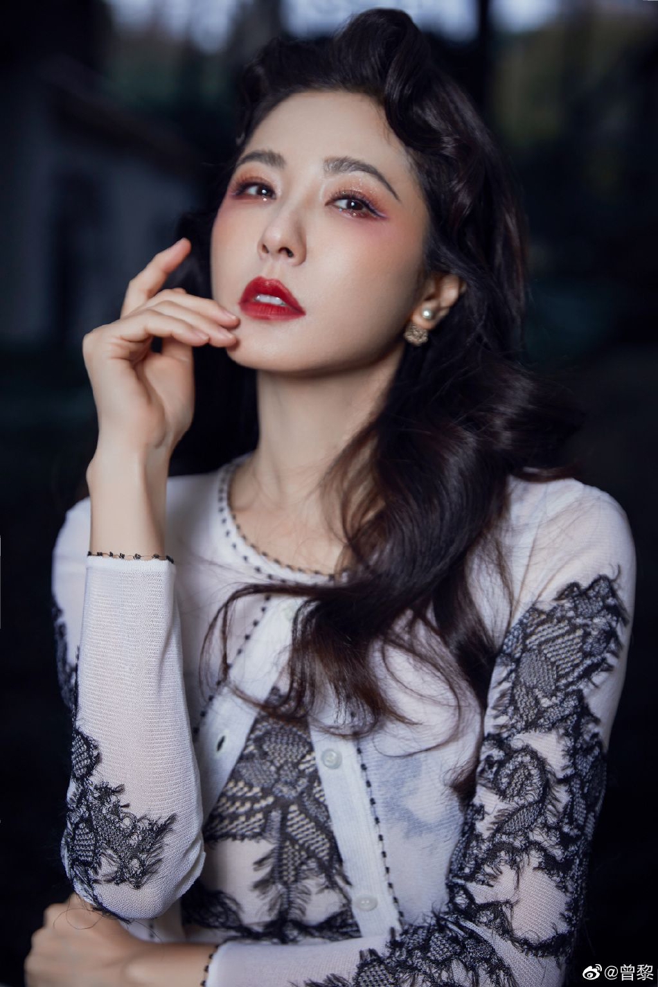 组图:曾黎东方卫视跨年晚会造型 穿国风白纱裙尽显东方古韵