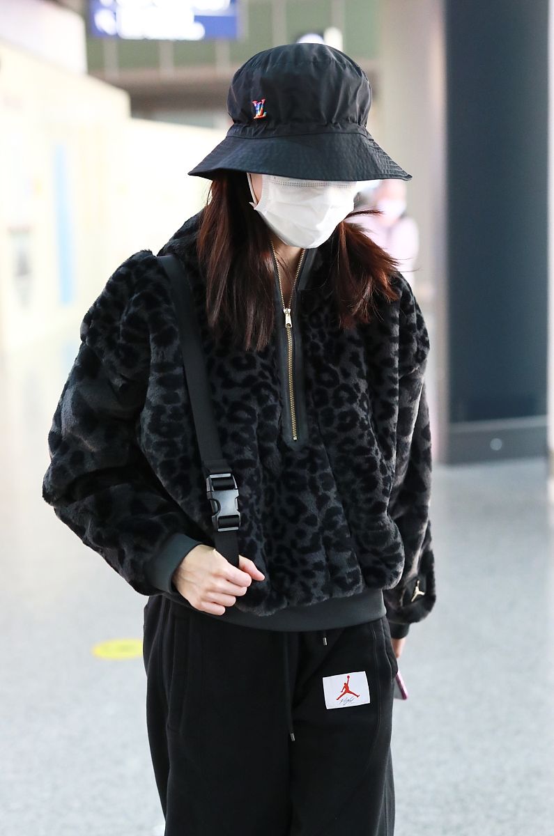 钟楚曦街拍:aj豹纹羊羔毛帽衫搭配运动裤街头范儿