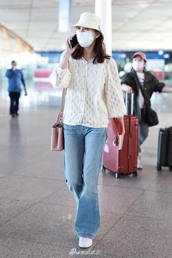 组图:胡静泡泡袖上衣配牛仔裤清新简单 一路手机不离手业务繁忙