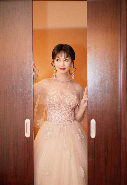 赵雅芝,一袭粉色星光长裙尽显女神大气优雅