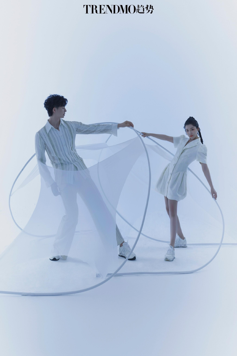 组图:王诗玥柳鑫宇唯美空间大片释出 两人携手出镜好默契