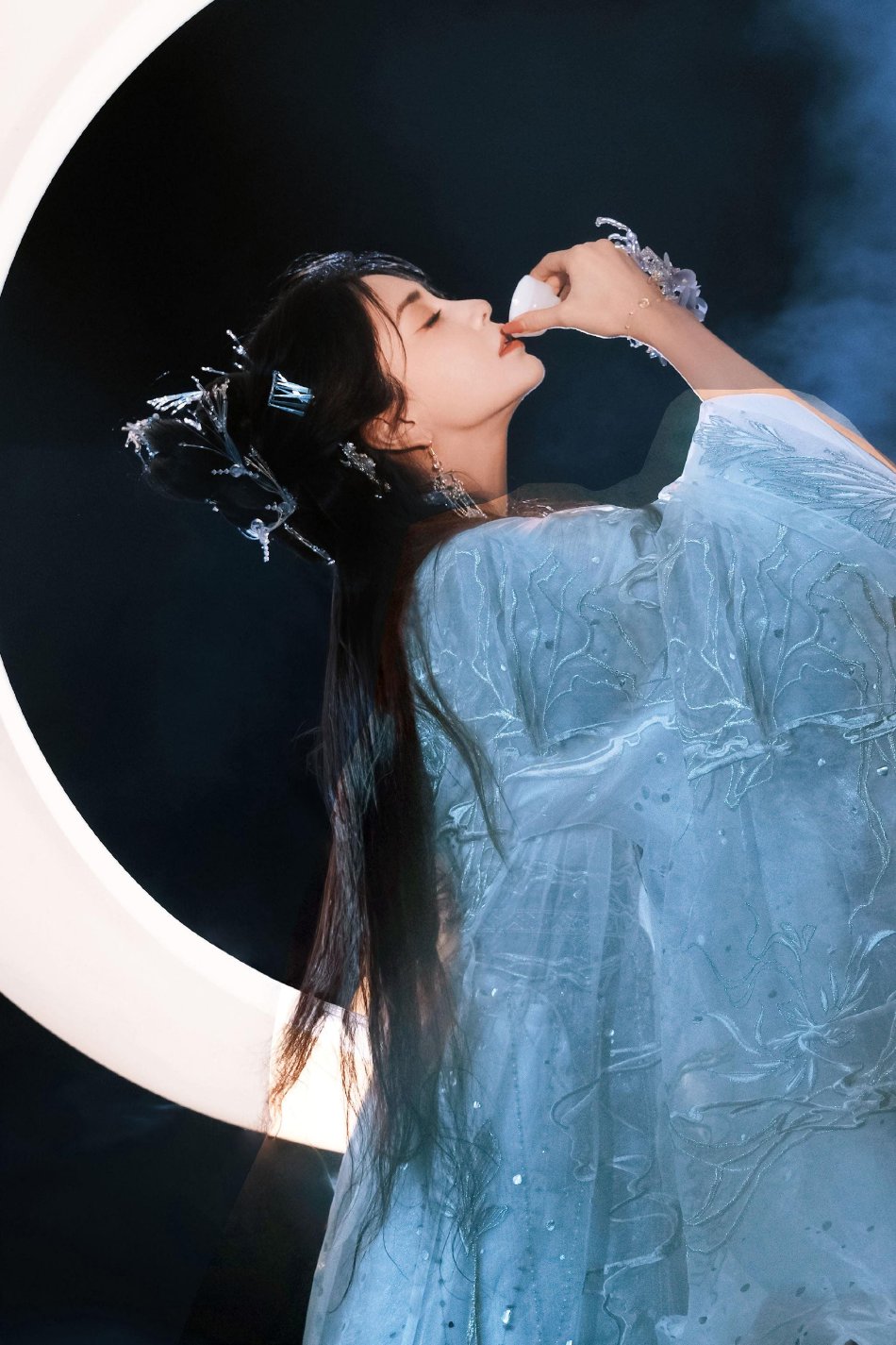 组图:angelababy一袭古装月下独酌 气质清冷迷人又美又仙