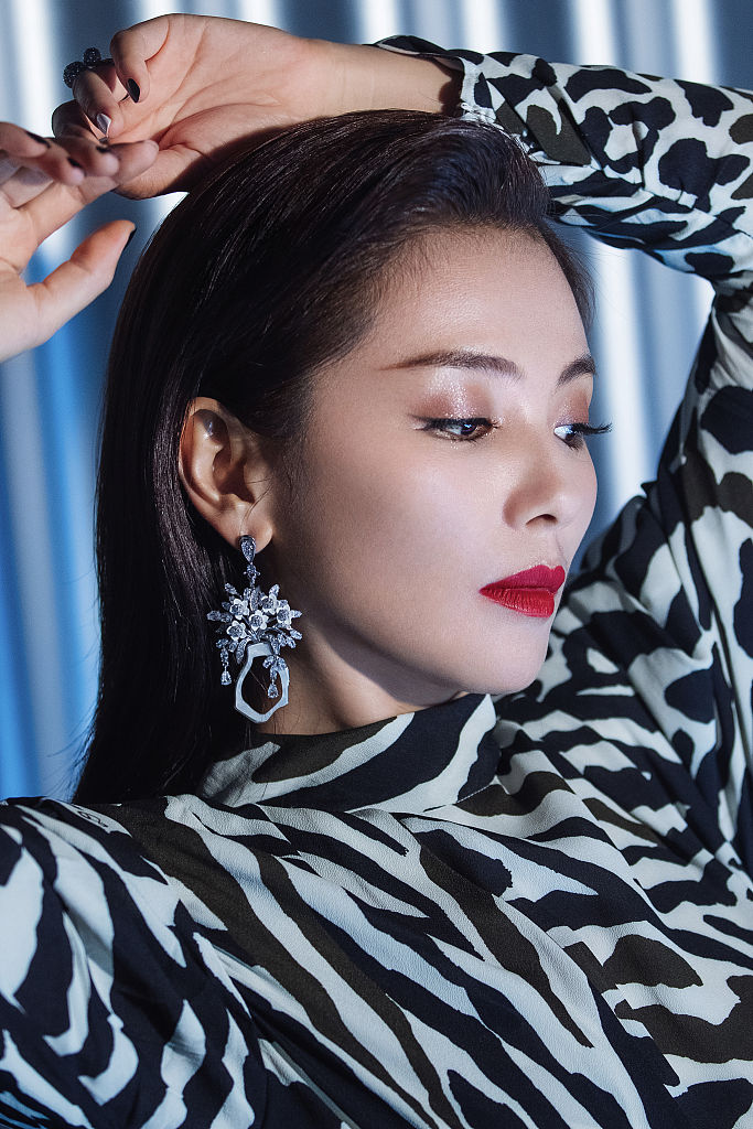 刘涛豹纹红唇时尚大片超酷飒 立足黑白光影交织间氛围感爆棚
