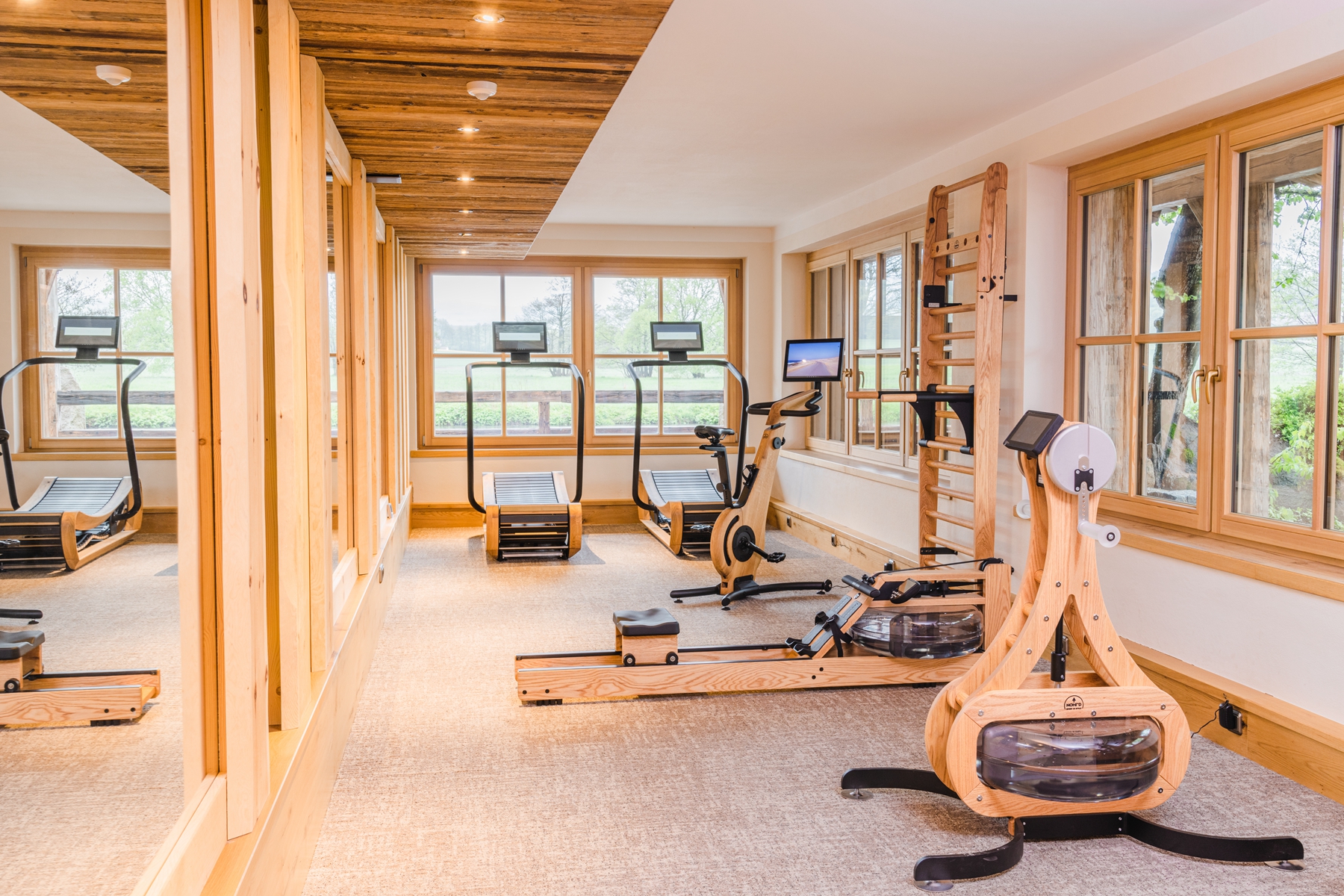 沃特罗伦健身房:长廊型小户型,布置一间有格调的健身房