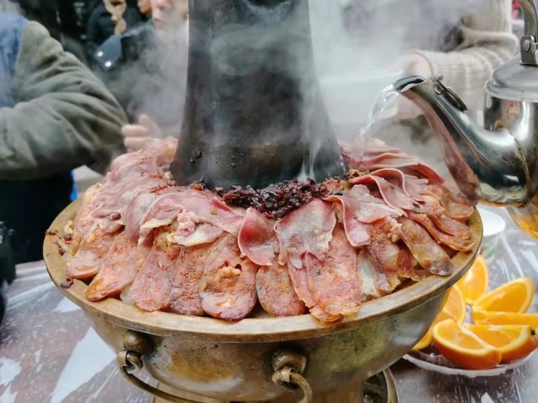 西充铜火锅:炉炭火烧窗白,腊肉香满街巷外