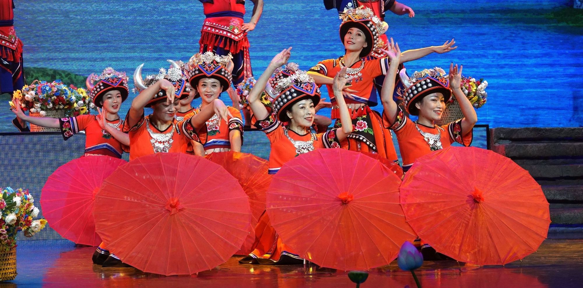 湖北宜昌:土家民俗歌舞秀《花咚咚的姐》